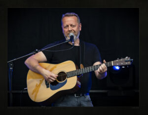 Christopher Murray, auteur-compositeur interprète de chansons, pianiste, guitariste et arrangeur